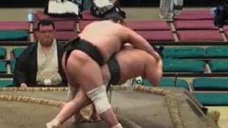 土俵際で“ヒヤリ”の一本背負い 投げは決まるも…勝った力士が投げられ土俵下へ転落