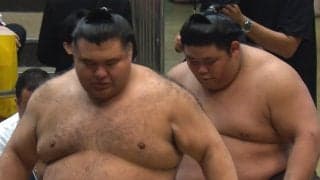 「伯乃富士の神回避w」「瞬間移動してる」熱戦直後、土俵下でカメラが捉えた“光景”に反響続々「抜群の反射神経よ」