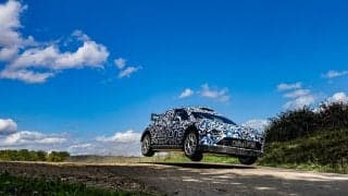 プロジェクト・ラリーワンがWRC27規定マシンを初披露。スポーティングディレクターにアラン・ペナスが就任
