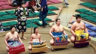 ハワイ出身の砂武蔵は武蔵丸のカメハメハ大王の化粧まわし　力士４人が新序出世披露