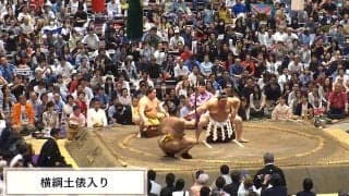 「スゴい衣装」大相撲客席に“主張が強め”な女性著名人が鎮座 「めっちゃ赤いやん」存在感ダダ漏れでファン騒然