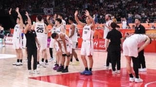 バスケ男子　日本ぼう然・・・韓国と激闘も敗れ史上初の金メダル逃す　序盤リードもＮＢＡ挑戦イ・ヒョンジュン止めきれず逆転負け　６４年ぶり銀メダル