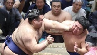21歳の関脇藤ノ川「稽古の成果が出ている」15歳年上36歳・高安下す　2敗キープで後半戦へ