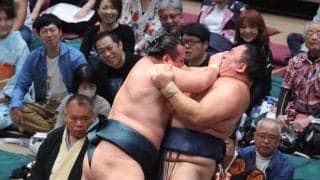 ４１歳鉄人の脅威の粘り腰に館内大歓声　玉鷲が土俵際大逆転で４連勝、白星先行　実況アナも「十両の相撲の後の拍手ではなかった」と驚嘆