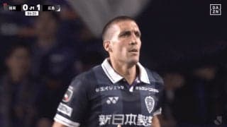 「なんだそのカット！」福岡新助っ人の“後ろ向きボール奪取”にファン驚愕！元バルサMFロメウの超絶守備に「足が長え」「これが世界」