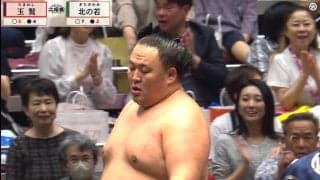 鉄人・玉鷲、土俵際で8度の猛攻凌ぐ衝撃の大逆転 「泣きそう」「あれ残せるのかよ」鳴りやまぬ指笛も