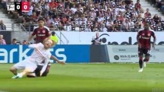 「ふっ飛ばした ！」フランクフルト小杉啓太、相手ごと刈り取る“爆速タックル”「メンタル強っ」「笑ってるやん」ファウル上等！背後から激しいプレス