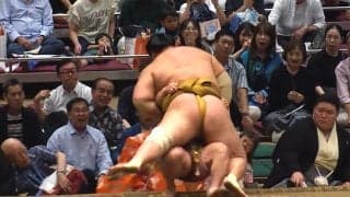 「あぶないよ炎鵬」「スープレックス？」炎鵬、“プロレス技”のような秘技炸裂も土俵際で“あわや” 169キロを全身に浴びて土俵下に落下