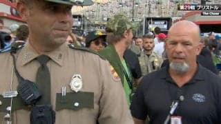 サーキットに降臨！ハリウッド超大物俳優が米レースで登場「被ってるみたいですね」特別なキャップで大役務める姿に放送席も注目