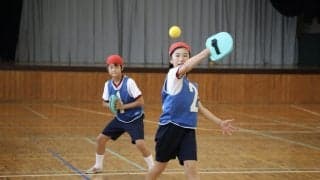 フェデラーも飛び入り！運動嫌いな子が主役になる新体育「テニピン」 