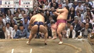 「片手でふっとばした」高安が“右手一本で”…衝撃の一コマ、大栄翔が「飛んでった」驚異の光景に驚きの声