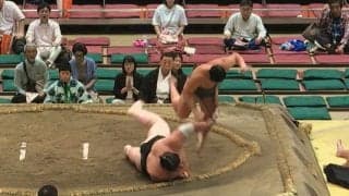 「身体能力バグってる」驚異の“ソップ型”力士、175キロ超巨漢を片足立ちから“ジャンプ”投げ「片足立ちで」「着地も完璧」