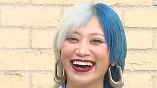ぱーてぃーちゃん信子、レース中継にレースクイーン姿で登場「朝から稼働している」 冒頭から胸元露わな大胆衣装にファン熱視線