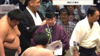 「あぁ、土俵に穴が」「なんか出てきた」大相撲千秋楽、最後の最後に驚きの光景「これは初めて見た」カメラが捉えた貴重な瞬間