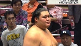 「ガタイよすぎ」「元関取かと」大の里、副賞授与式で“まさか”の人物 「カップも大使も横綱級」驚きと感嘆の声も