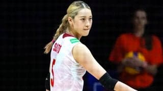 「ヨシノを見るのが待ちきれない」新天地に“降臨”の24歳バレー女子に海外ファンも期待　背番号「5」のピンクTシャツを手に笑顔