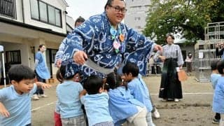 阿見町・二所ノ関部屋の力士と土浦の幼稚園児が「はっけよい」　茨城