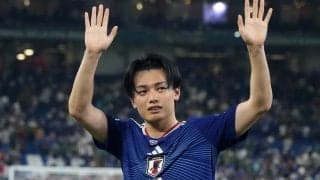 “エア・アヤセ”発動！｢なんちゅう高さじゃ｣182cm上田綺世が身長191cmの相手DFの｢遥か上｣から強烈ヘッド！ 圧倒的な制空権確保に｢クロスバーと同じ高さじゃない？｣