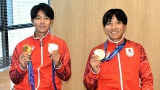 アジア大会テニス男子ダブルス金の楠原、中川両選手を伊予銀が祝福