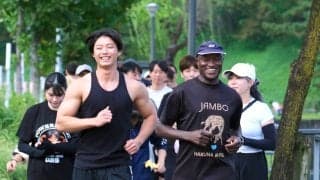 五輪マラソンメダリストのワイナイナさんと俳優・榎田一王がランニングイベントを開催 　約６０人が皇居一周で汗