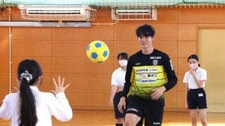 Ｊ２藤枝のＧＫ田口潤人が焼津東小を訪問　練習が楽しくなる方法を伝授