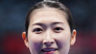 池江璃花子「ニュージーランドに来てもハンバーガーは欠かせません」湖バックに冬服姿で