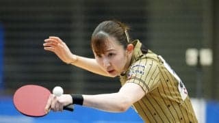【卓球】「色っぽいなぁ」早田ひな、黒ショーパン＆ロングブーツ姿　鮮やか青の高級バッグも!?