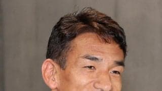 中田英寿さん、黒Ｔ＆短パン姿からのぞく腕筋、ふくらはぎ筋　竹工芸家を訪問「鍛えてるのか」