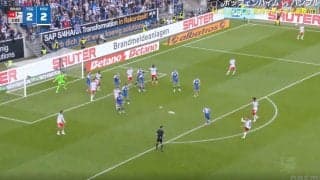 スタジアム騒然！スイス代表DF、相手GKが動けない…“弾丸ダイレクトボレー”炸裂　選手の間を一瞬でブチ抜く→低弾道でゴール左下隅に突き刺す