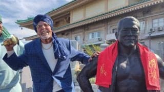 “インドの狂虎”タイガー・ジェット・シン、“宿命のライバル”アントニオ猪木さん「墓参り」…サーベルで銅像を突き刺し「猪木を感じている」