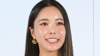 高梨沙羅　最高級ブランドのＸマスコフレ届き自らメイク　動画のスタート時の姿が衝撃　髪かきあげ「美しい」「最高！！」