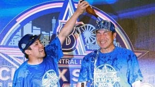 ＤｅＮＡ歓喜のビールかけ　東選手会長「僕たちはリーグ３位。チャンレンジャーの気持ちを忘れず」と発声　南場オーナー「どん底からよく這い上がってこられました」　ビール３０００本