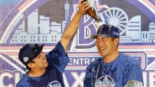 【DeNA】球団選手会長の東克樹が音頭「チーム一丸となって…」CS突破の祝勝会、ビールかけ
