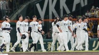 阪神の敗戦直後…敵味方関係なしの2人が「胸熱」　突然ダッシュで「ハグするのかと」