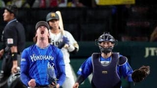 ＤｅＮＡ　助っ人右腕が異例の行動　表彰式後の光景に「そら甲子園ですけど」実況アナも思わず紹介　マウンドの砂を集め深々と一礼　ファン感動「負けてないのに」「紳士」
