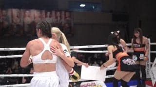 「急に変なポーズw」ラウンドガールにハプニング発生 女子キック王座戦でまさかの事態 驚いたファンは笑いとツッコミ