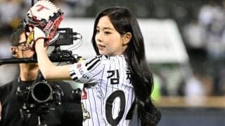 おへそ“丸見え”投球に虜「綺麗、息をのむ」　降臨した黒髪美女…選手も興奮「見てびっくり」