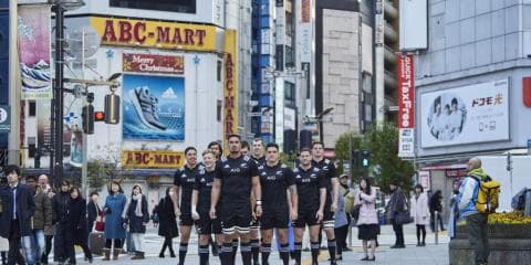 東京を駆け回るラグビー選手たち。AIGが仕掛けた動画の効果は70倍？