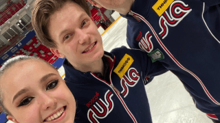 ⛸ワリエワ、笑顔でSNS更新✨仲間とリンクで📸パチリ